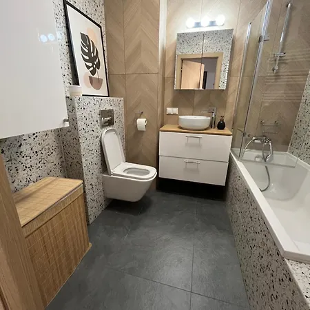 Sky Line Boarding 6 Persons 24 7 Check In * 华沙